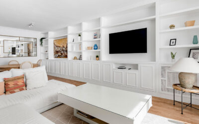 Salón con librería estilosa y muebles de madera artesanos