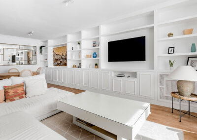 Salón con librería estilosa y muebles de madera artesanos