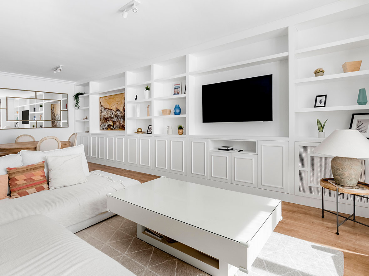 Salón librería estilosa Muebles a medida para salón lacado blanco y madera rústica