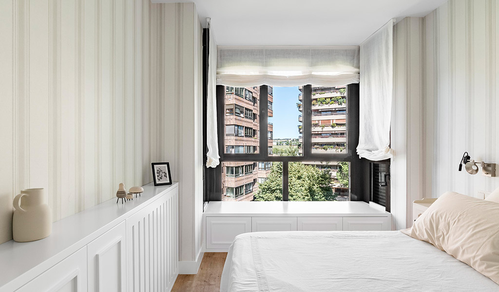 Dormitorio principal Cajonera y cómoda a medida con cubreradiador integrado, lacado blanco