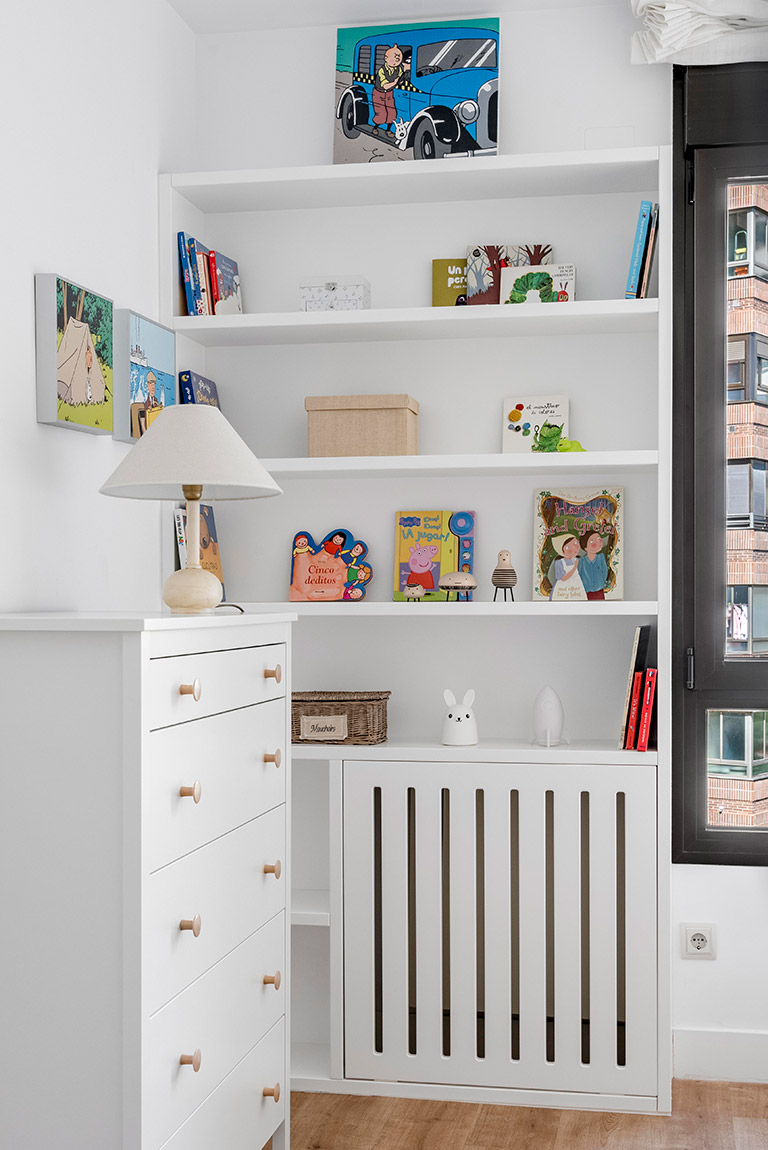 Carpintería a medida para dormitorio infantil: cajonera,, librería y cubreradiador