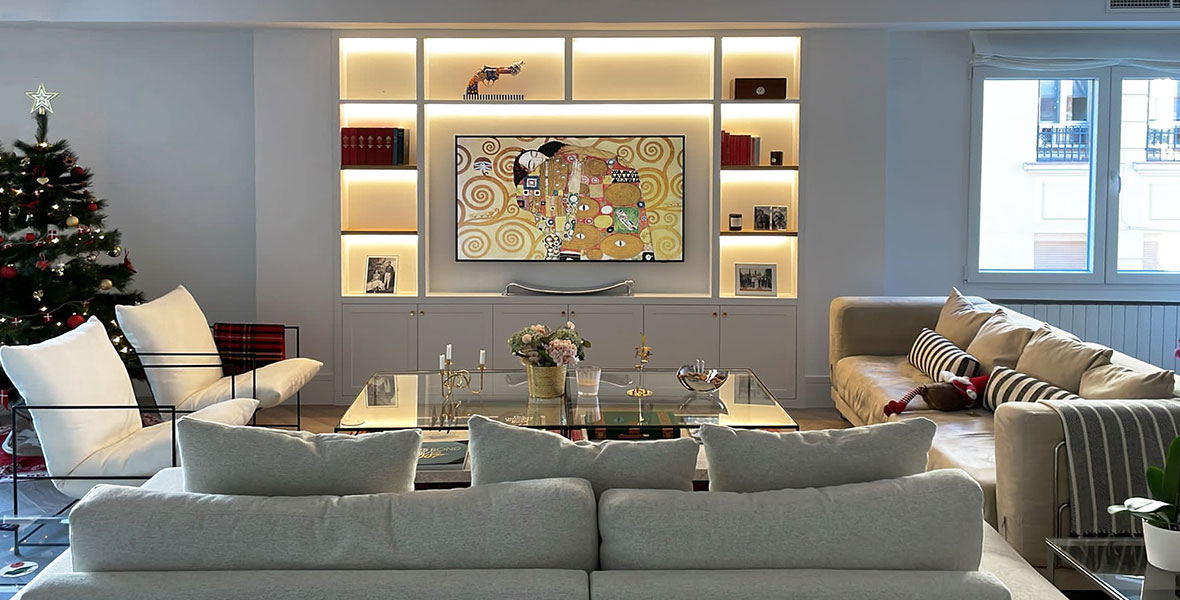 Vista frontal de mueble blanco para salón con tv