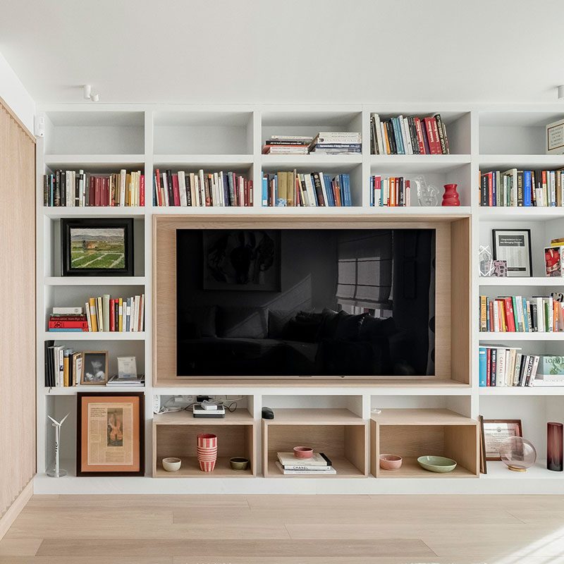 Librería para salón blanco y madera con módulo central TV