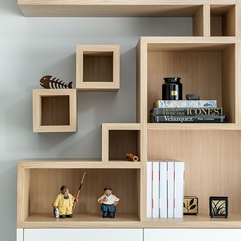 Detalle de librería a medida blanco y madera