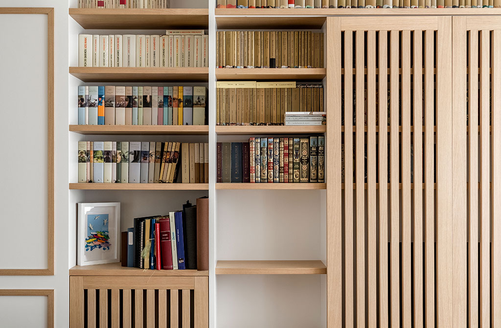 Detalle de las baldas de la librería