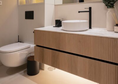 Mueble de baño en roble con lavabo sobre encimera