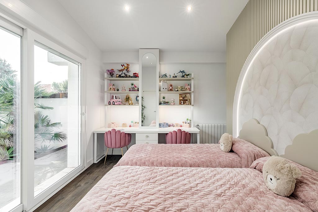 Dormitorio infantil con doble cama, escritorio y cabecero a medida