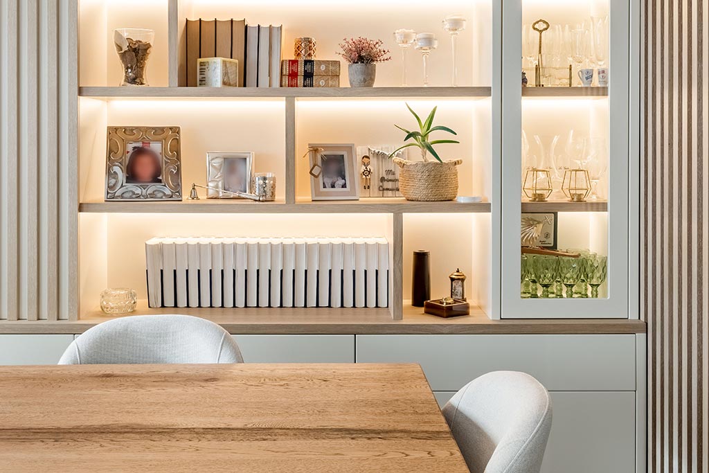 Detalle Mueble de salón lacado gris con trasera panelada y cajones