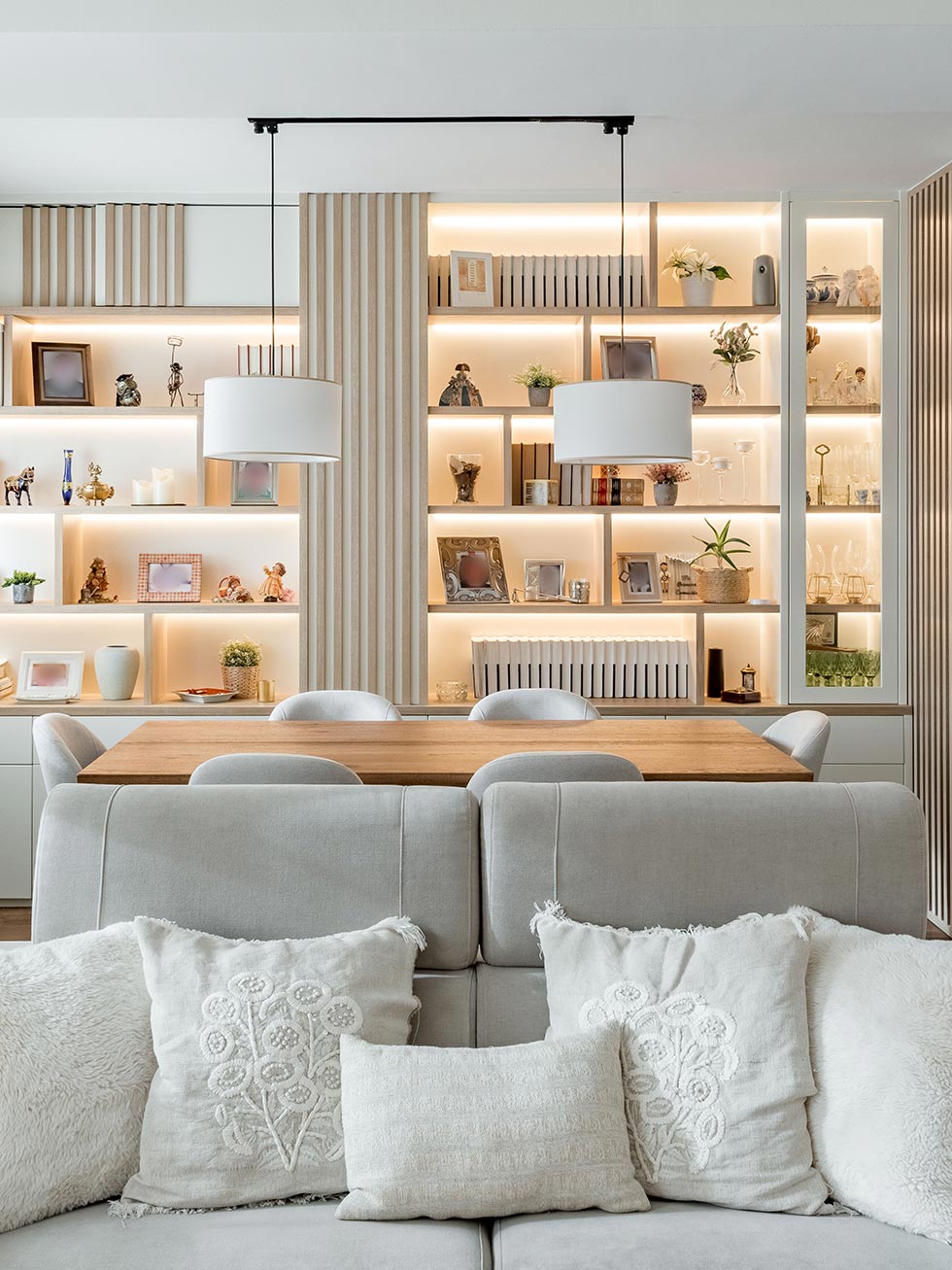Sofá Mueble bar lacado gris con motivos geométricos