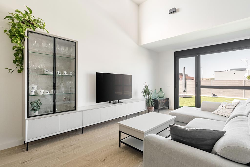 Vista panorámica del salón con mueble a medida y mesa de centro lacado blanco