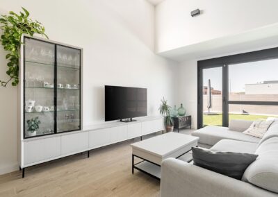 Mueble para TV con vitrina integrada