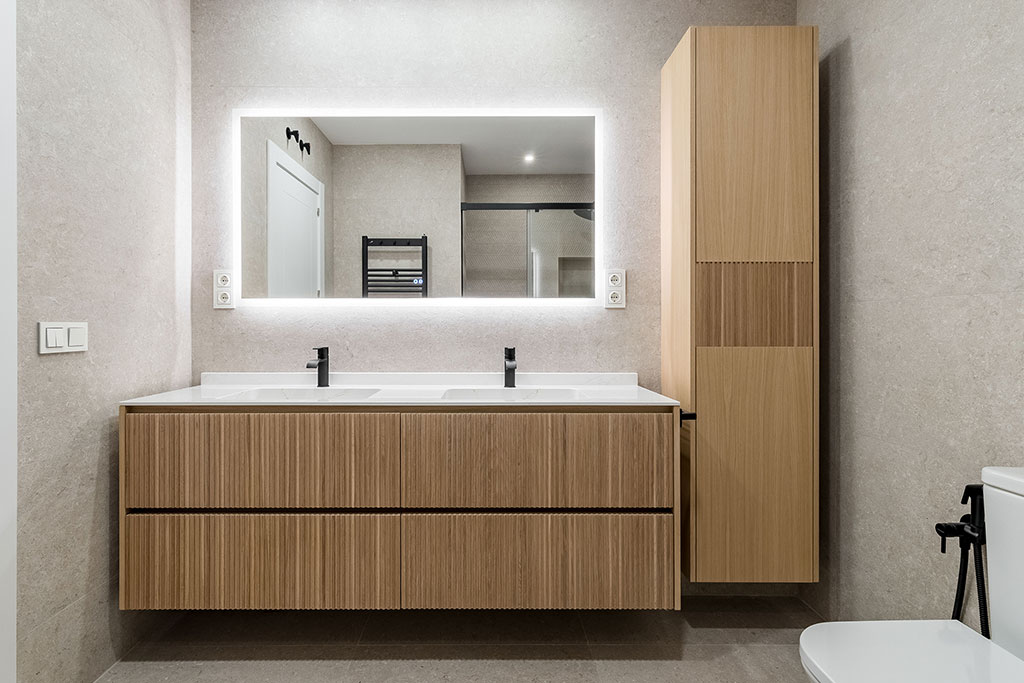 Vista frontal de mueble con dos lavabos encastrados y mueble auxiliar
