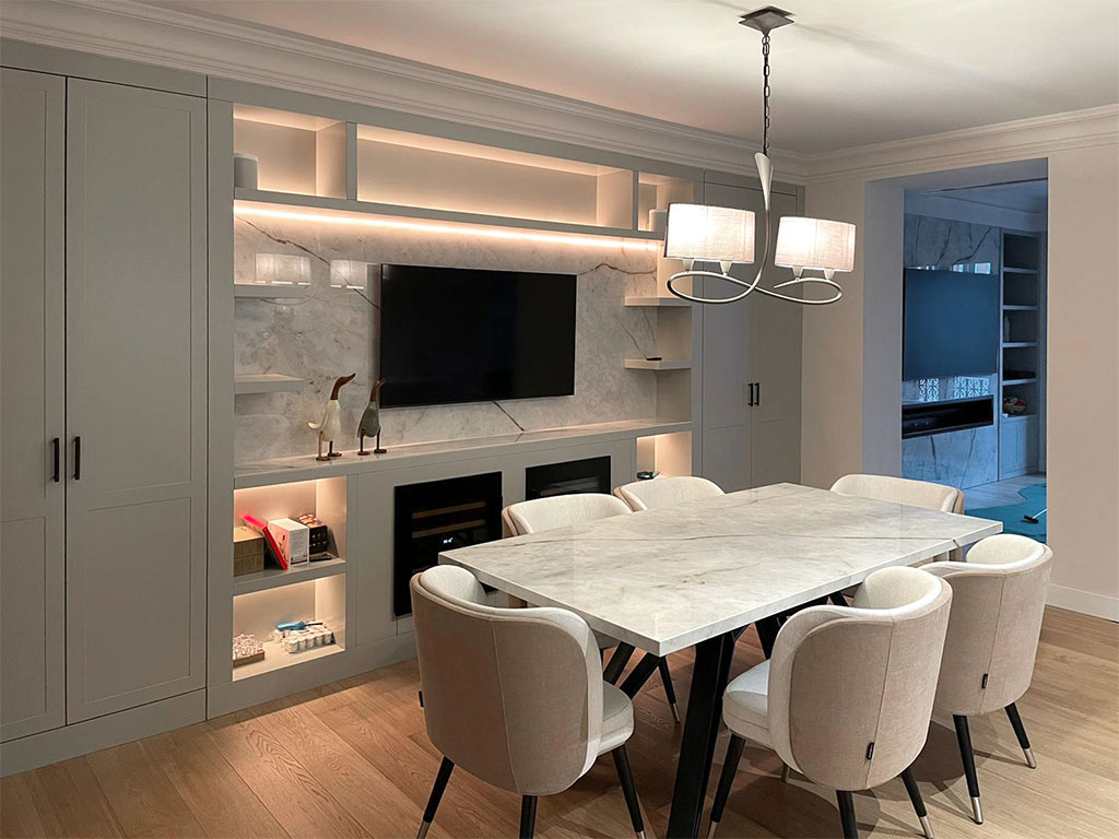 Mueble a medida para comedor gris y mármol con botellero y armarios