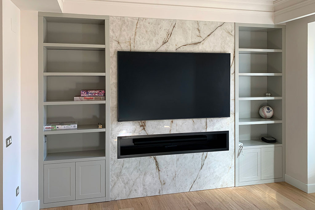 Salón con mueble mural a medida gris y mármol