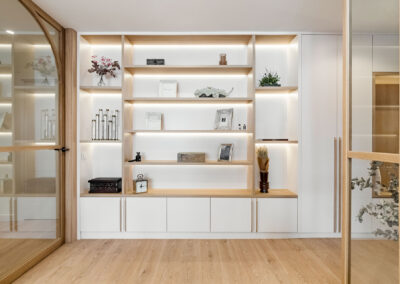 Librería y armario con iluminación LED