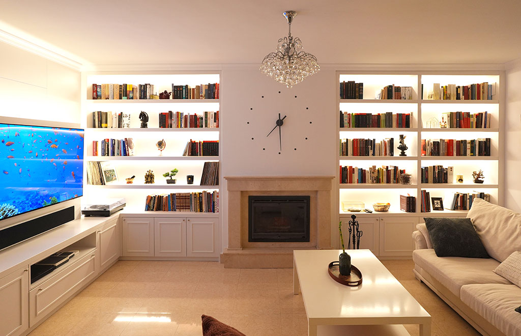 Librerías blancas a ambos lados de la chimenea