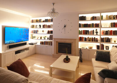 Mueble de salón blanco con librería