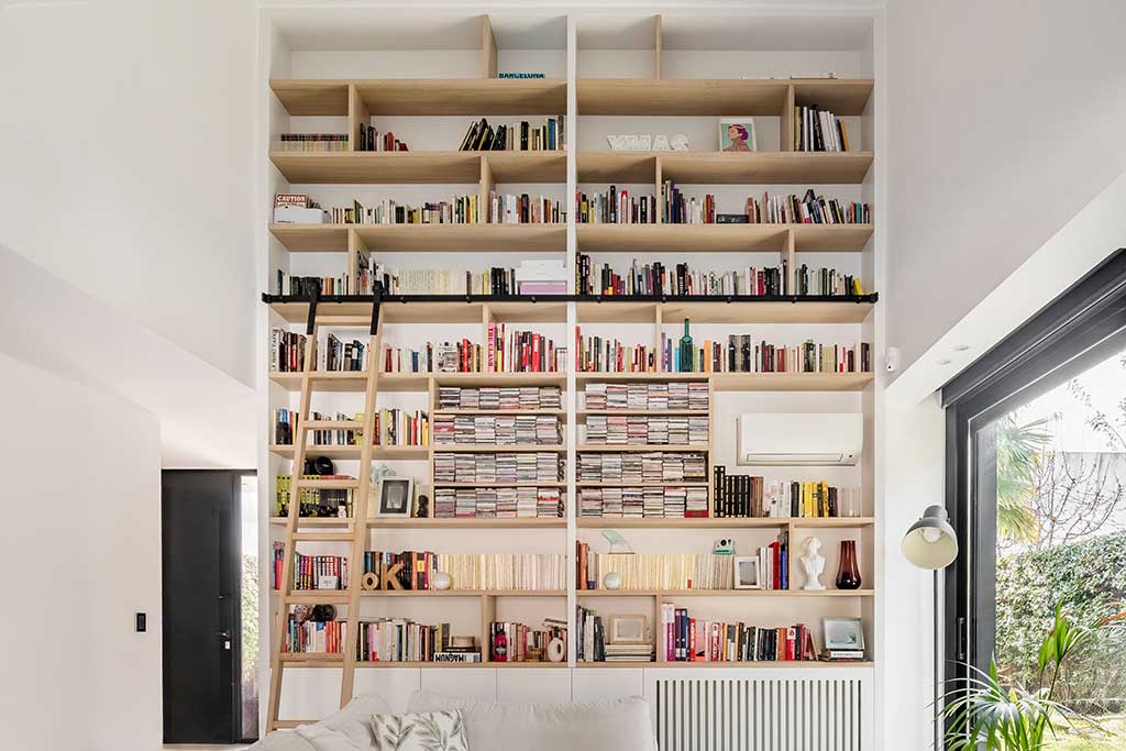 Librería a medida de doble altura con escalera