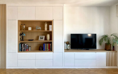 Mueble mural de salón blanco y madera
