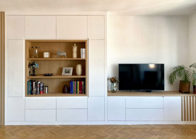 Mueble mural de salón blanco y madera