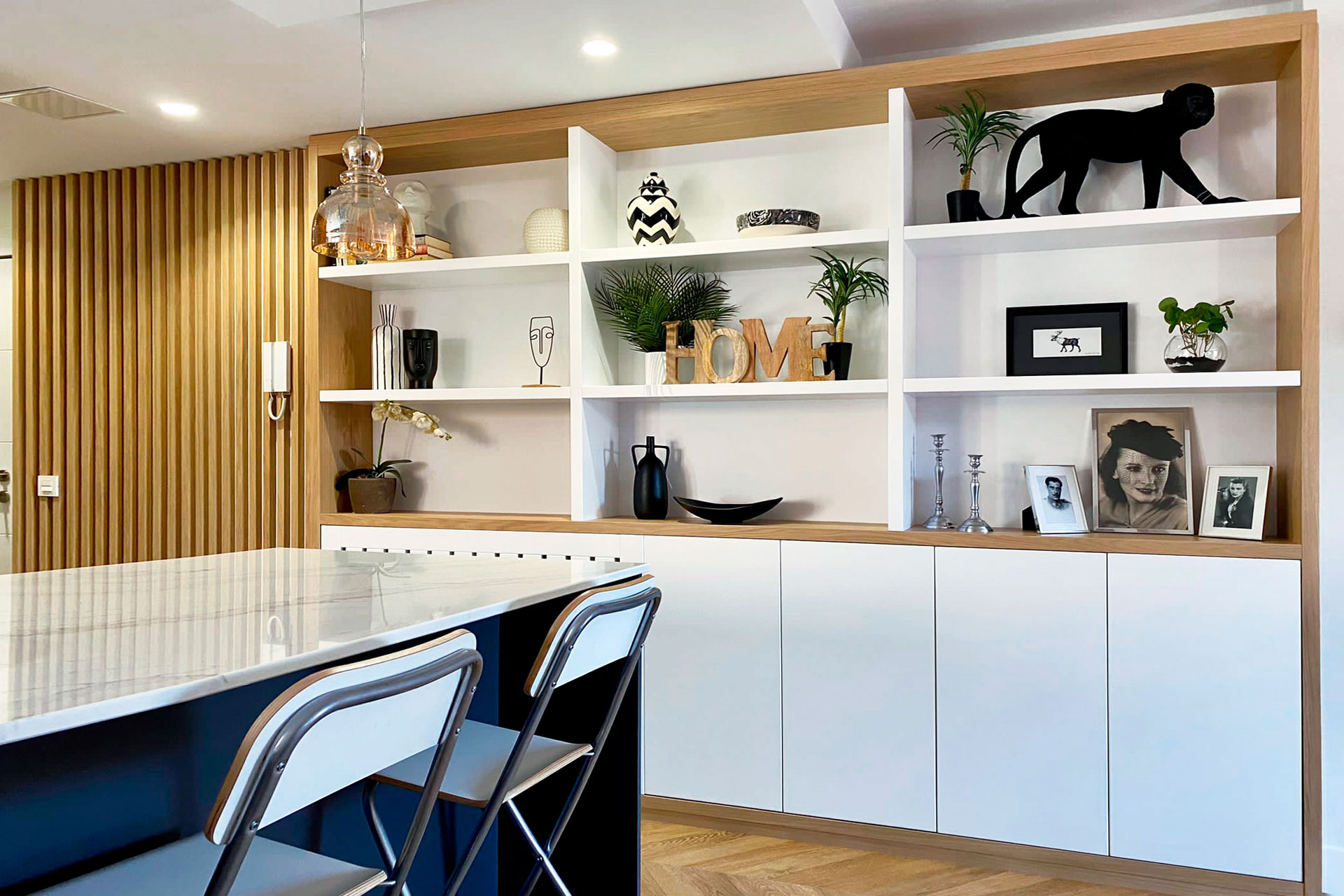 Librería blanca y madera con palillería en roble