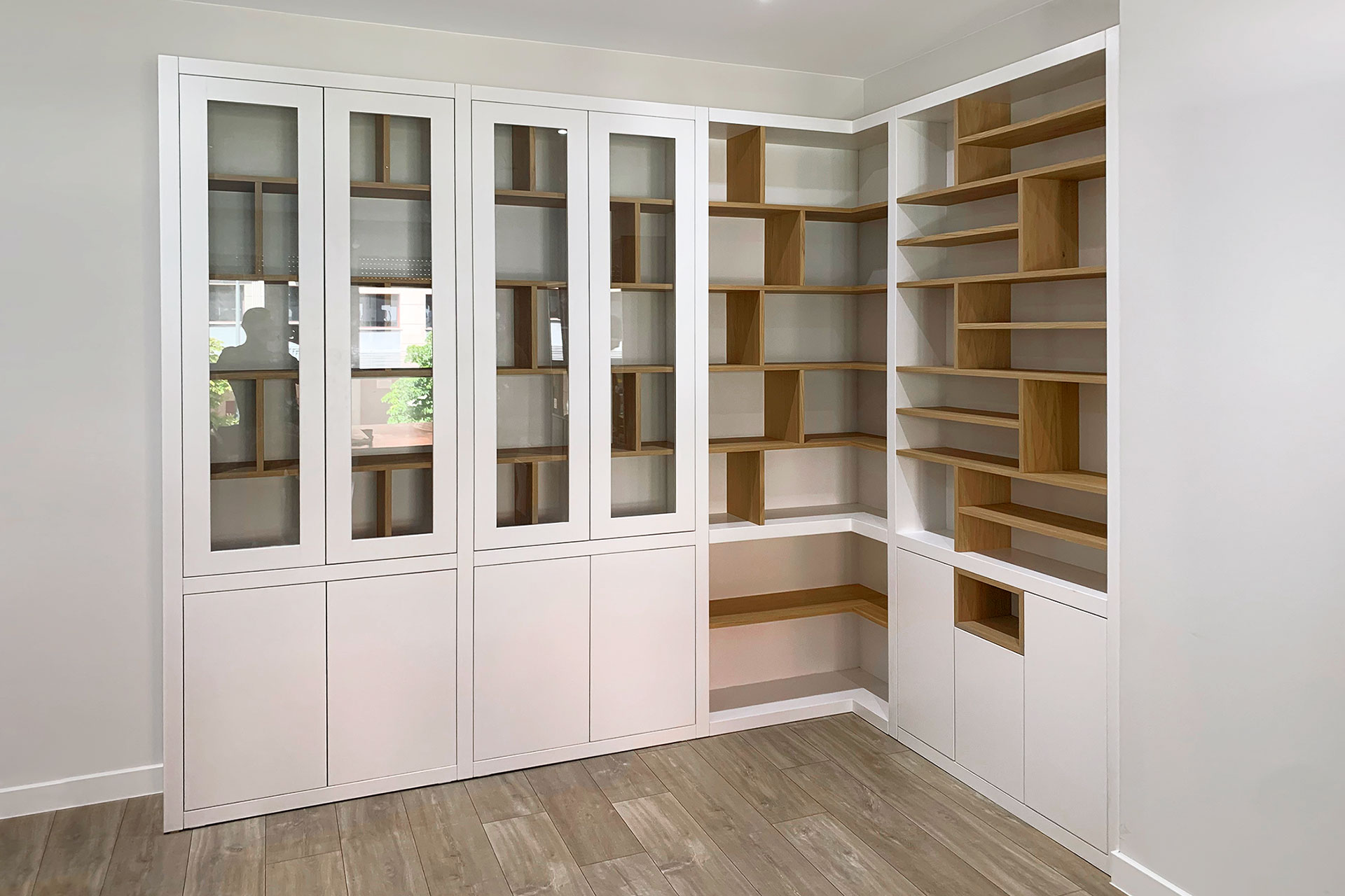 Librería a medida en esquina con baldas en composición irregular