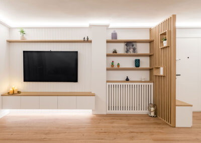 Recibidor con palillería y muebles de salón