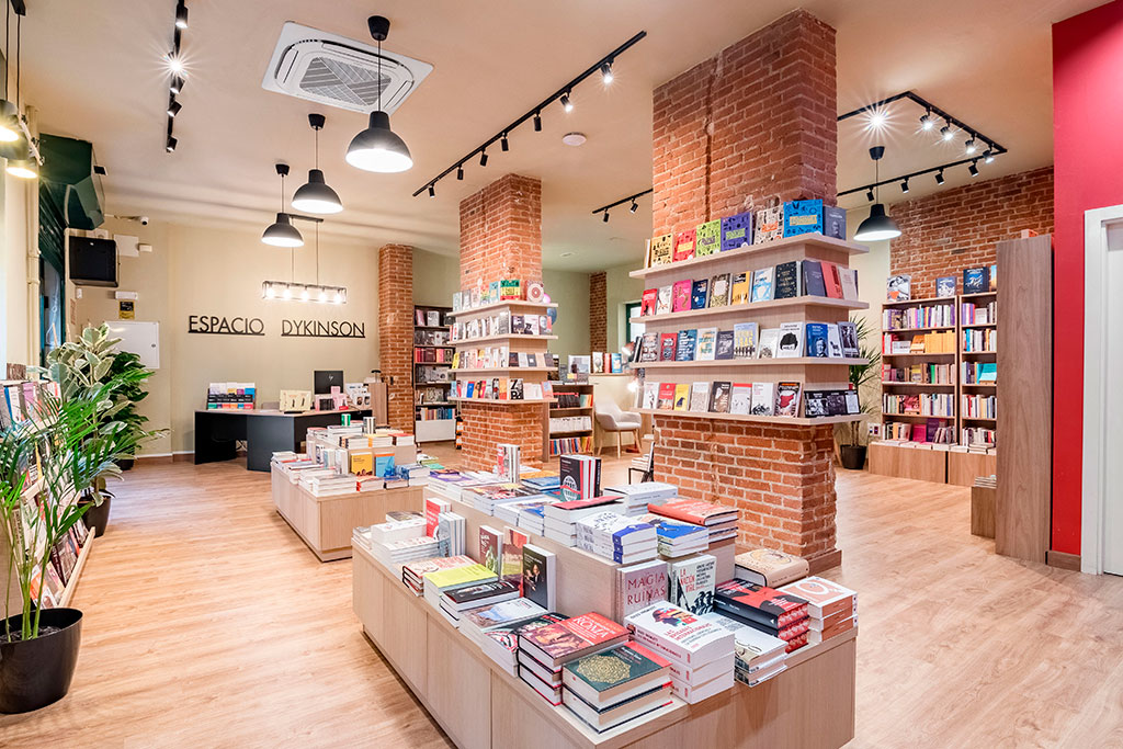 Mobiliario comercial fabricado a medida para la nueva librería Dykinson en Madrid