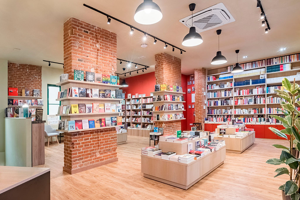 Visión general de la librería con góndolas y estantes