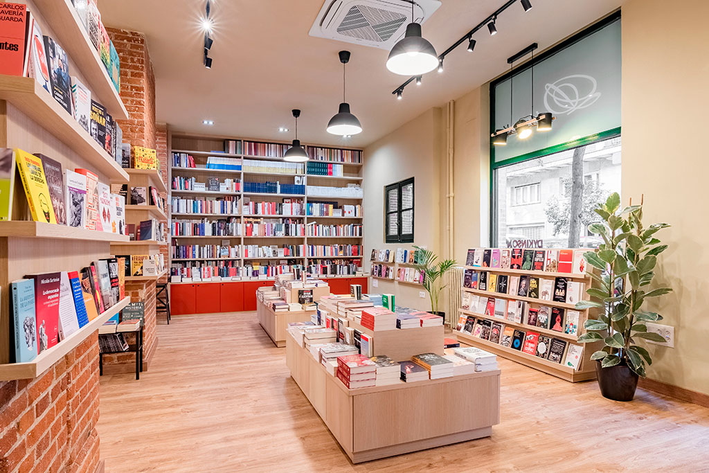 Varios tipos de mobiliario comercial apra librerías: góndolas, estanterías y estantes