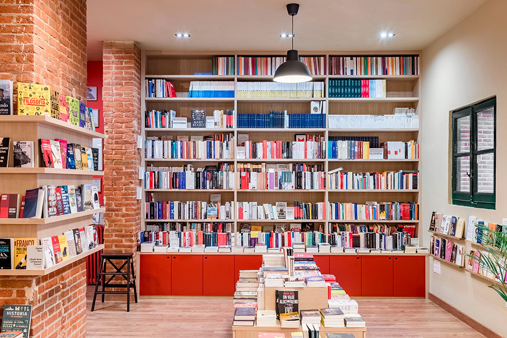 Estantería a medida para tienda de libros con módulos de almacenamiento lacado en rojo