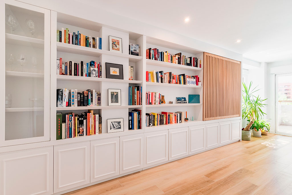 Posición 1 Librería blanca con puerta corredera tapando la tv