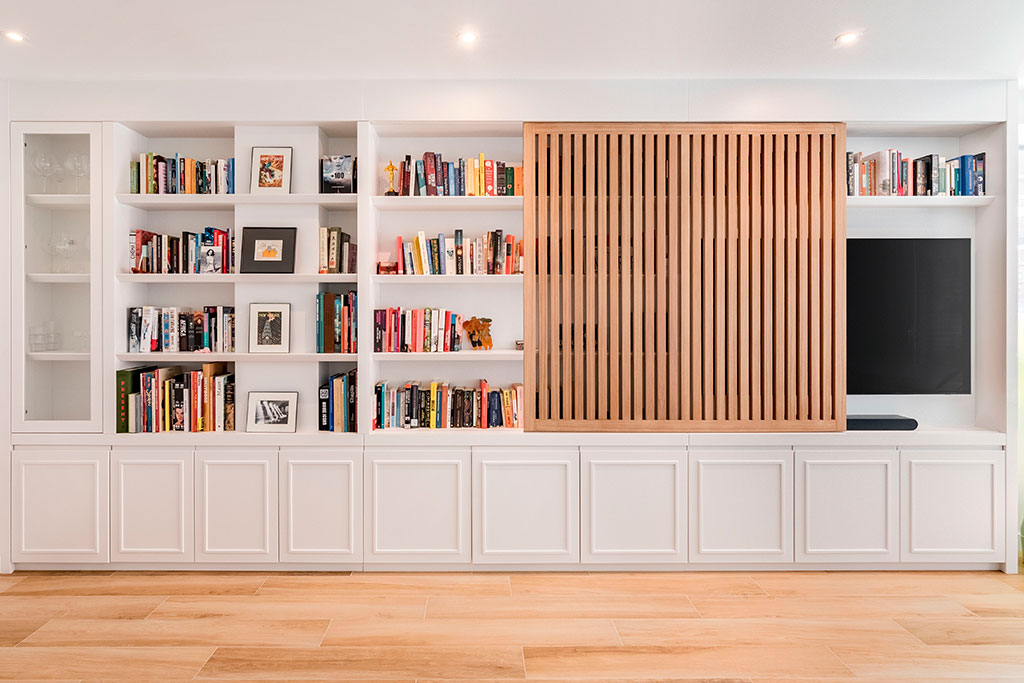 Estanterías Visión frontal de la librería blanca con puerta corredera deslizante