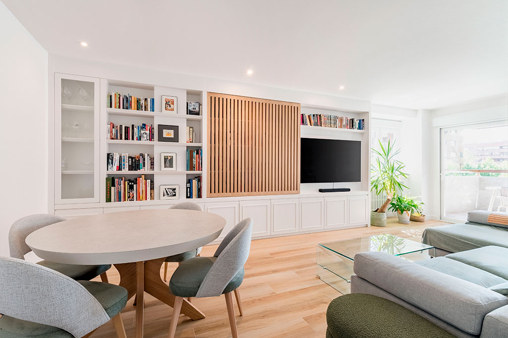 Vista completa del salón con librería blanca a medida