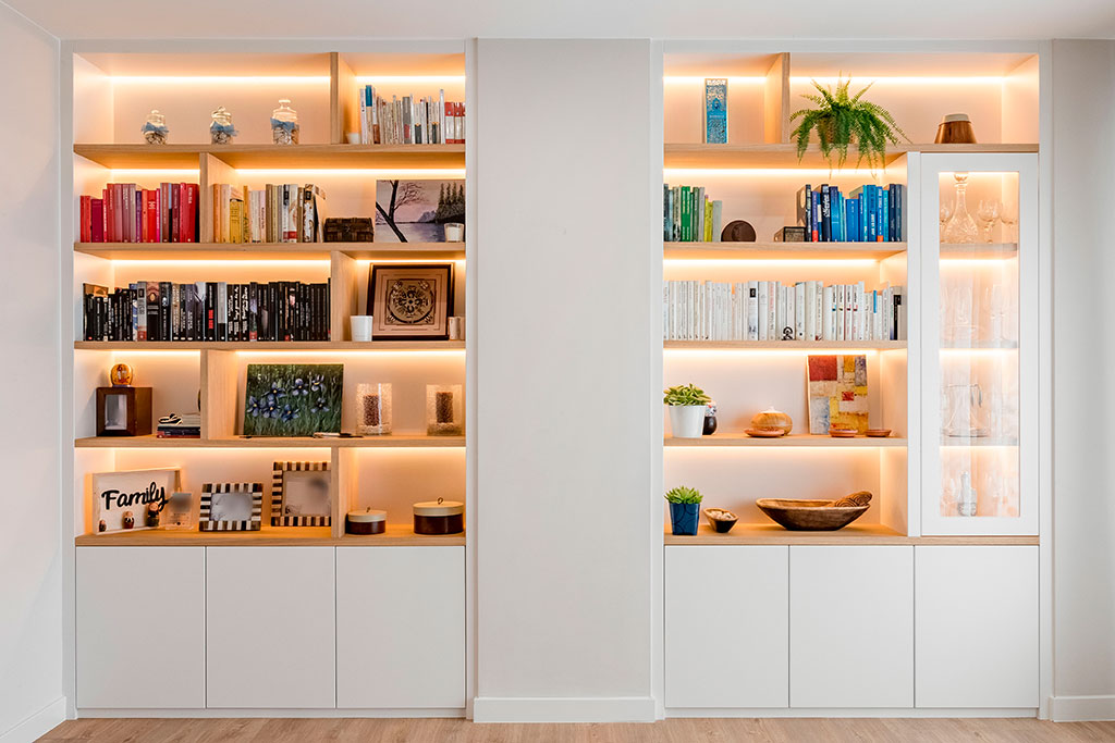 Librería mural a medida con columna interior