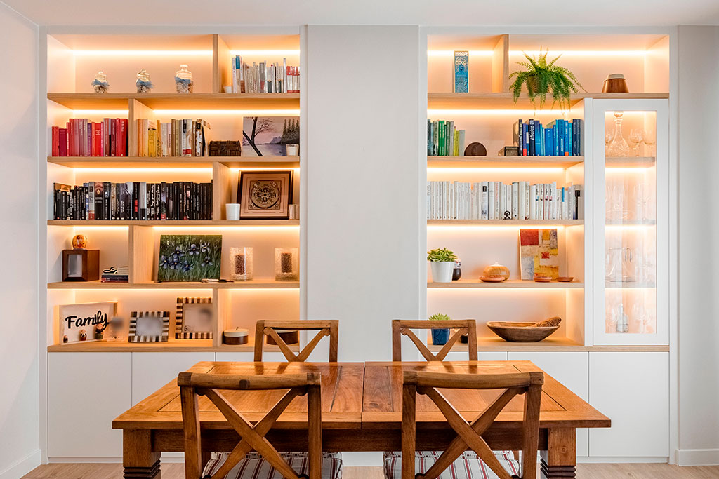 Comedor con mesa rústica y librería blanca