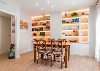 Librería blanca y roble a medida para salón