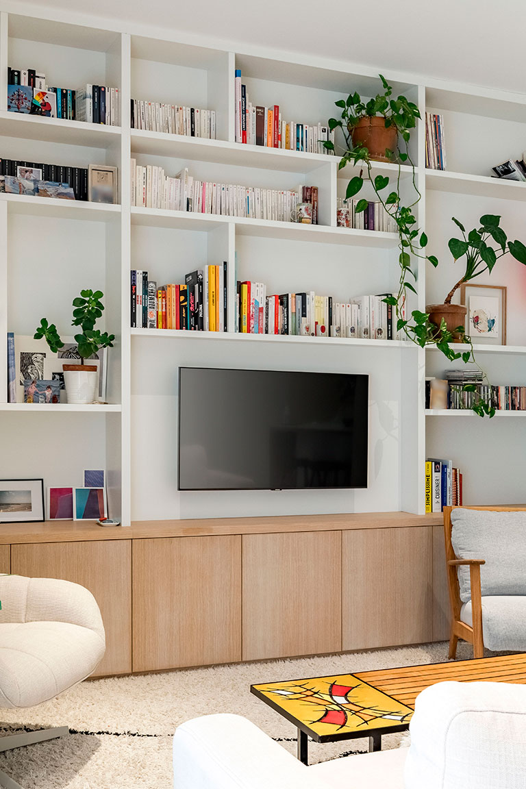 Librería a medida con módulo central para TV