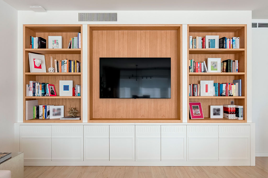 Vista frontal del mueble mural para salón en blanco y madera de nogal diseño moderno