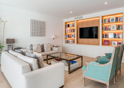 Mueble mural de salón blanco y madera