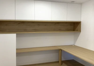 Dormitorio juvenil blanco y roble con cama abatible
