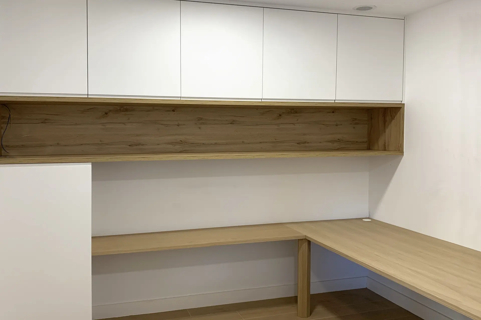 Escritorio y estantería con almacenamiento para dormitorio juvenil en blanco y roble