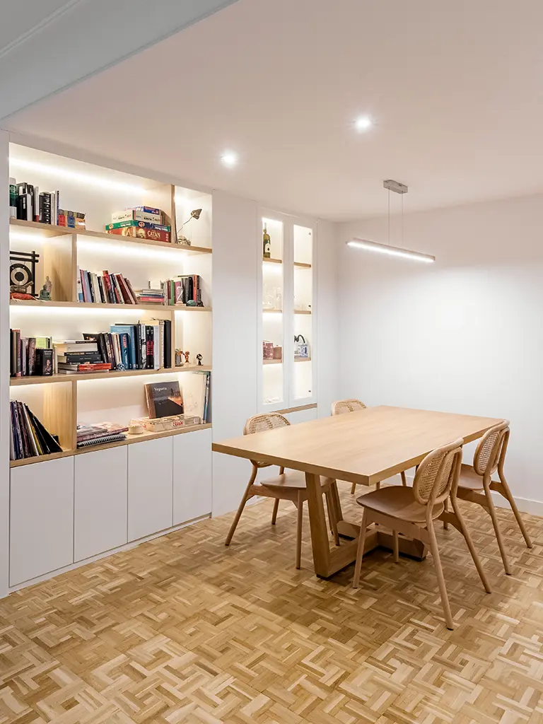 Comedor Comedor con mesa en roble natural y librería a medida con vitrina