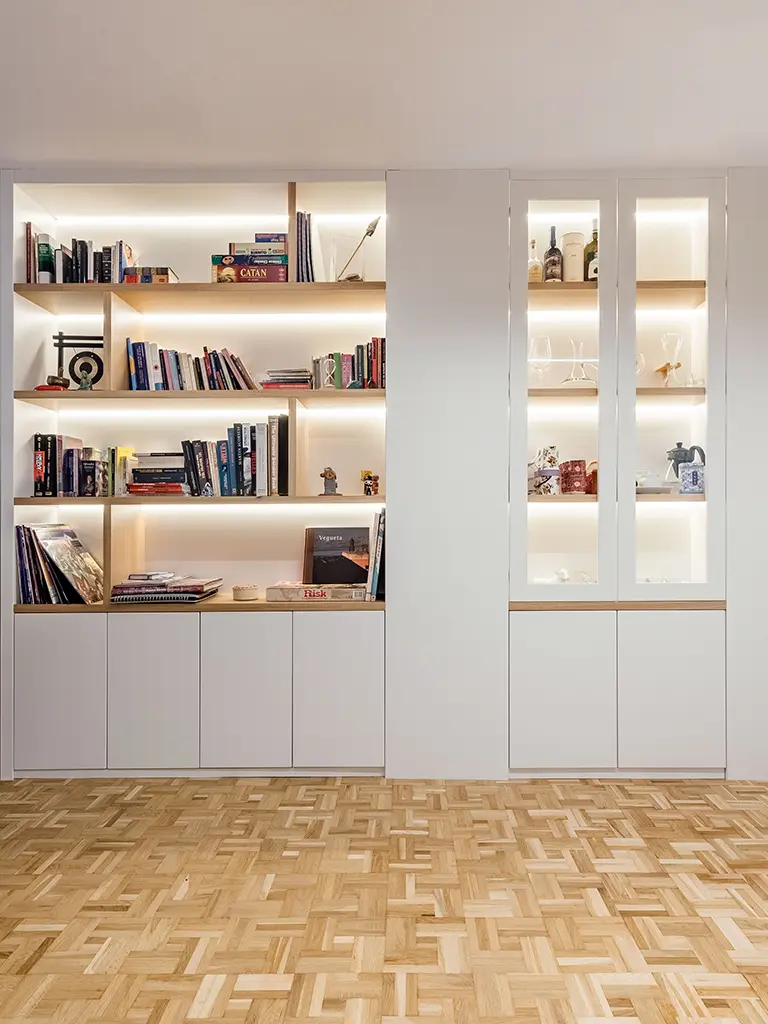 Alzado Frente de Librería y vitina a medida para salón