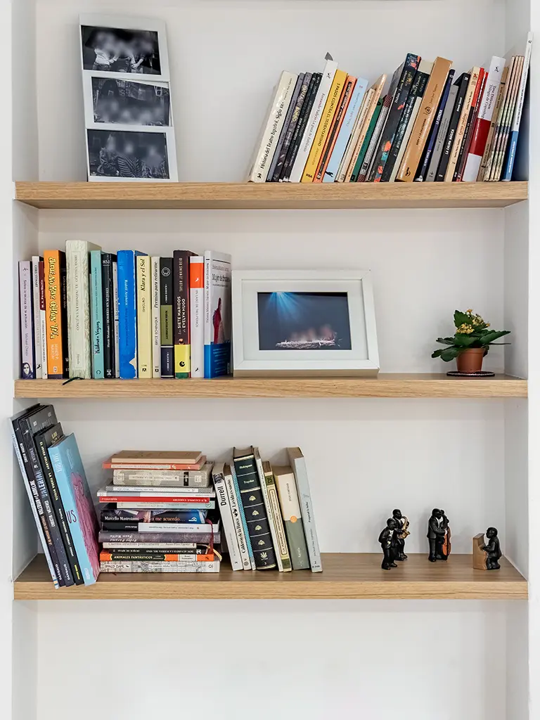 Detalle Detalle de la librería a medida con baldas en roble natural