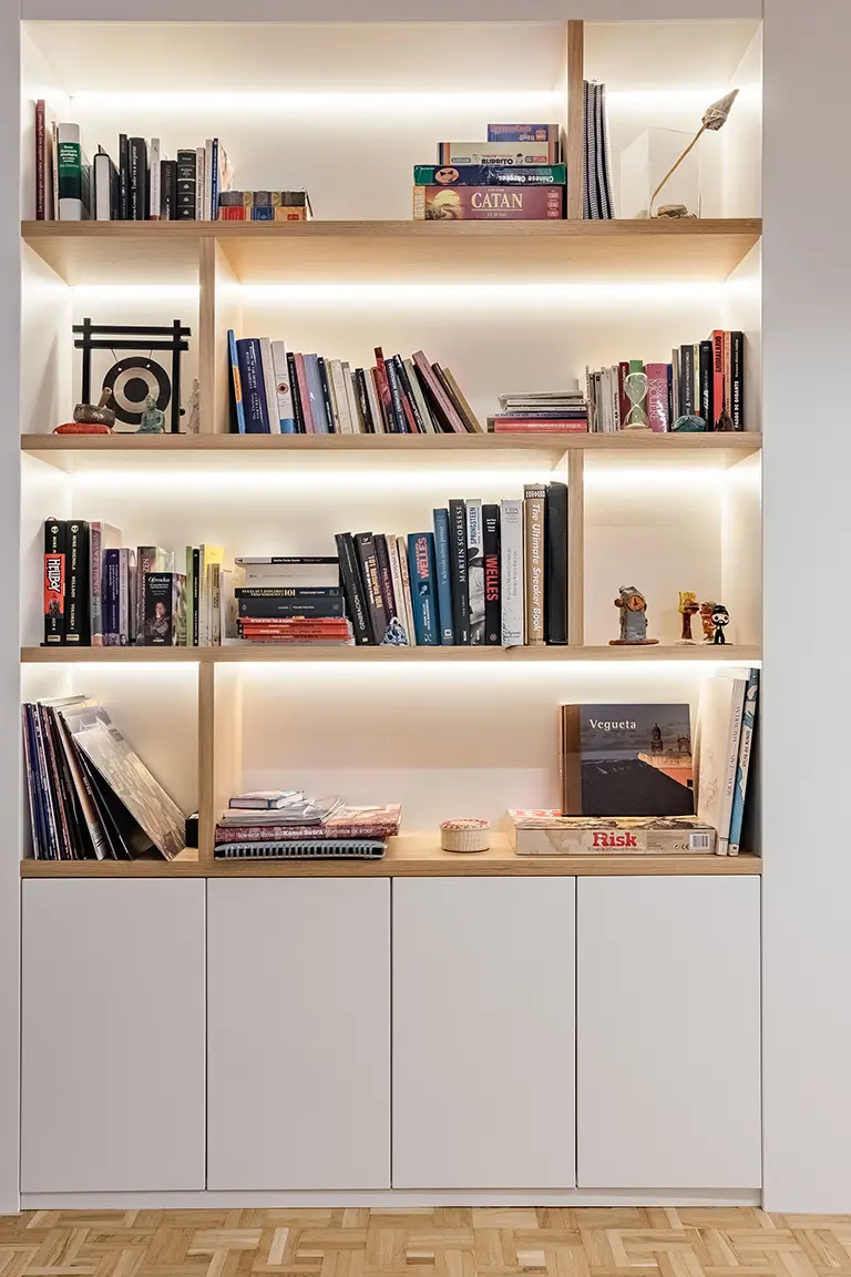 Librería Módulo de librería con almacenamiento inferior, puertas lacadas en blanco