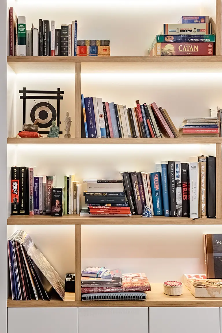 Estantes estantes en roble de la librería con estructura en blanco