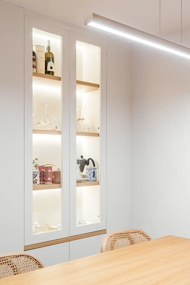 Vitrina Vitrina a medida encastrada con puertas en blanco y vidrio