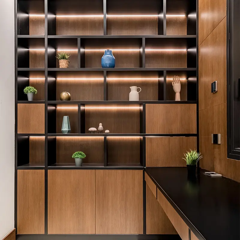 Despacho con escritorio y librería a medida en negro y nogal