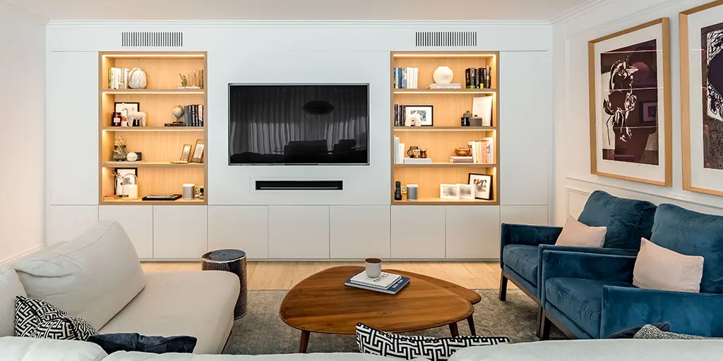 Frente de la librería en madera de roble y lacado blanco